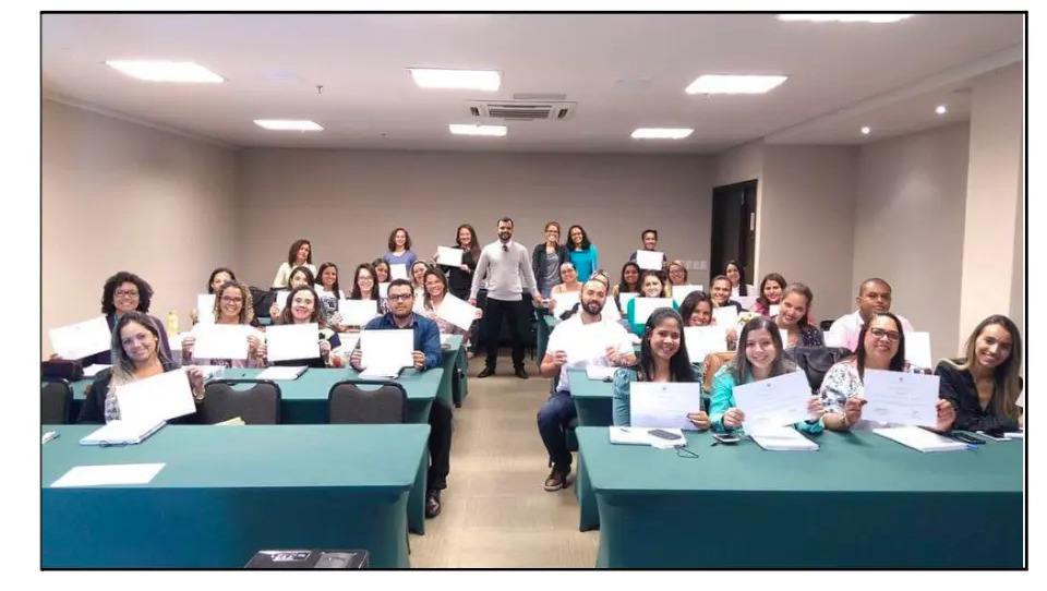 Participantes de curso Reabilitei exibindo certificados